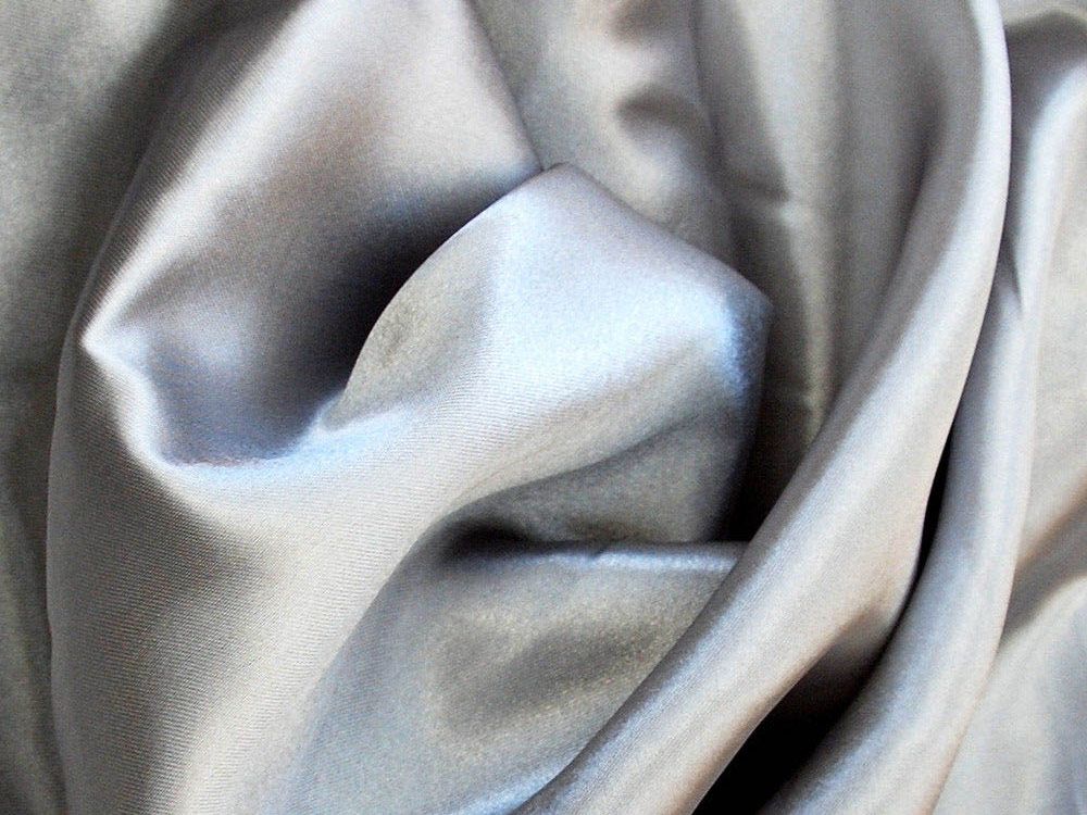 Silk feeling. Ткань атлас серебро. Атласное серебро цвет. Черная атласная ткань. Атлас серебро ткань купить тонкая.